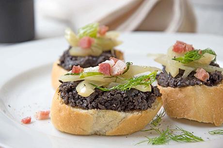 Oliven-Fenchel-Bruschetta