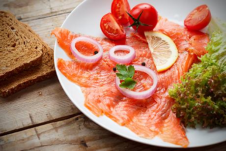 Räucherlachs-Carpaccio auf Meerrettichcreme