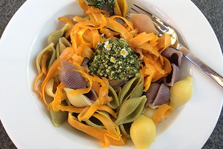 Pasta mit Rüeblistreifen und Rüeblichruutpesto