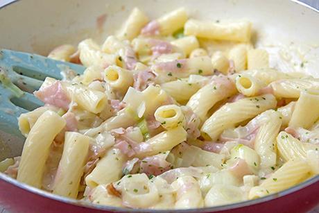 Makkaroni an Schinken-Lauch-Sauce