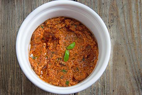Tomaten-Haselnuss-Pesto