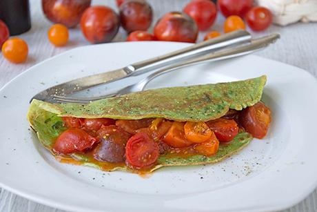 Spinatpfannkuchen mit Tomatenfüllung