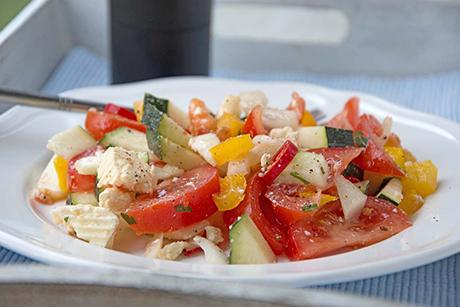 Feuriger Gemüse-Feta-Salat