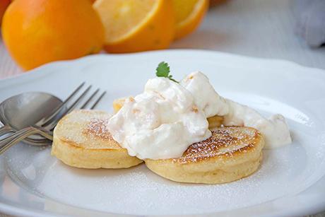 Orangen-Blinis an Orangen-Sauerrahm