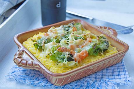 Mit Gemüsekruste überbackenes Polenta