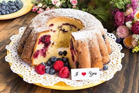 Gugelhopf mit Beeren