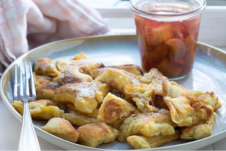 Kaiserschmarn mit Rhabarberkompott
