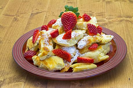 Kaiserschmarn mit Erdbeeren