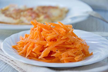 Rüeblisalat mit Orangensaft
