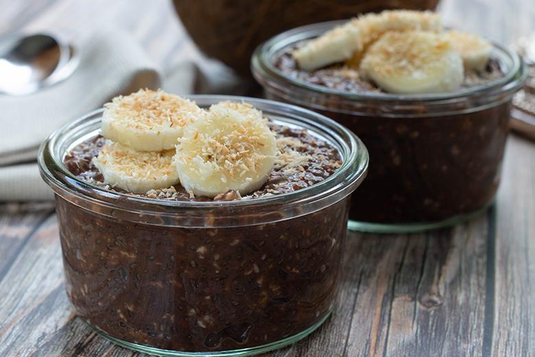 Schokoladen-Chia-Pudding mit Bananen