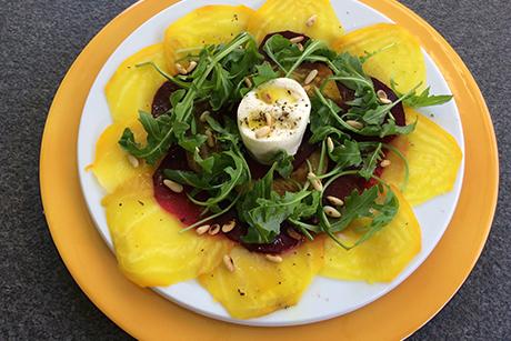 Buntes Randencarpaccio mit Tessinerfrischkäse