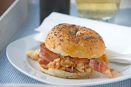 Bagel mit Ei