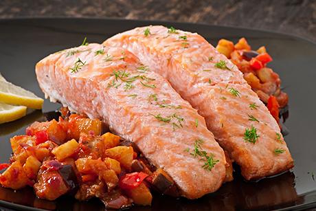 Lachsfilet mit Gemüse