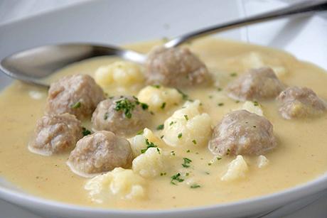 Cremesuppe mit Hackbällchen