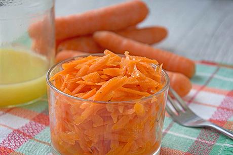 Veganer Rüeblisalat mit Orangensaft