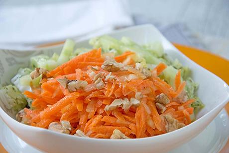 Rüeblisalat mit Nüssen