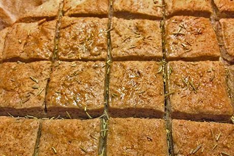 Focaccia mit Grillenmehl