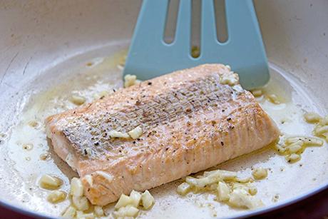 Lachsfilet aus der Pfanne