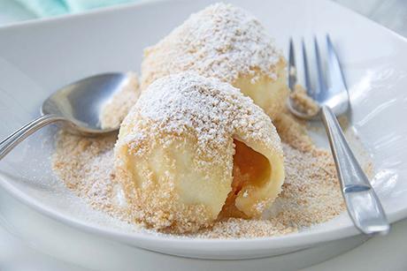 Marillenknödel mit Quarkteig