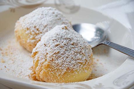 Marillenknödel mit Kartoffelteig